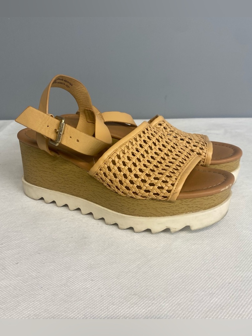 Women's Universal Thread Alba Tan Memory Foam Open Toe Platform Sandals Size 7.5